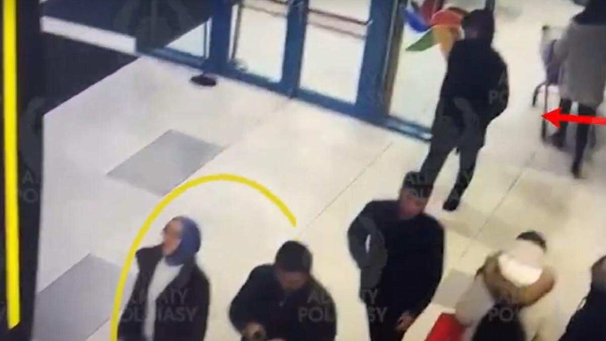    Мужчина идет по торговому центру:YouTube/Almaty Polisiasy