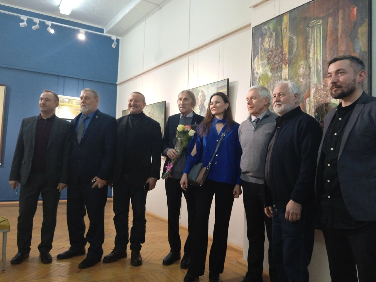 Елена Прудникова среди художников. Фотография сделана мной. 