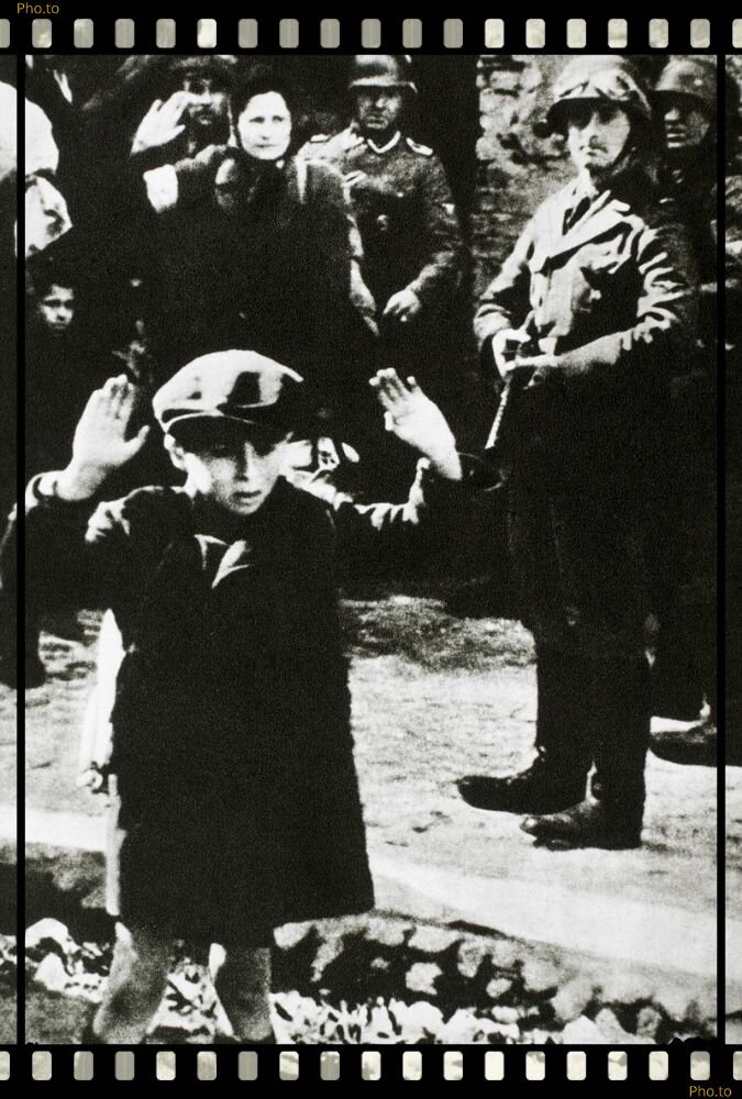 Фрагмент фото «Мальчик из Варшавского гетто» - чёрно-белая фотография, которая была  сделанная во время восстания в Варшавском гетто ( предположительно, в 1943 году ) 