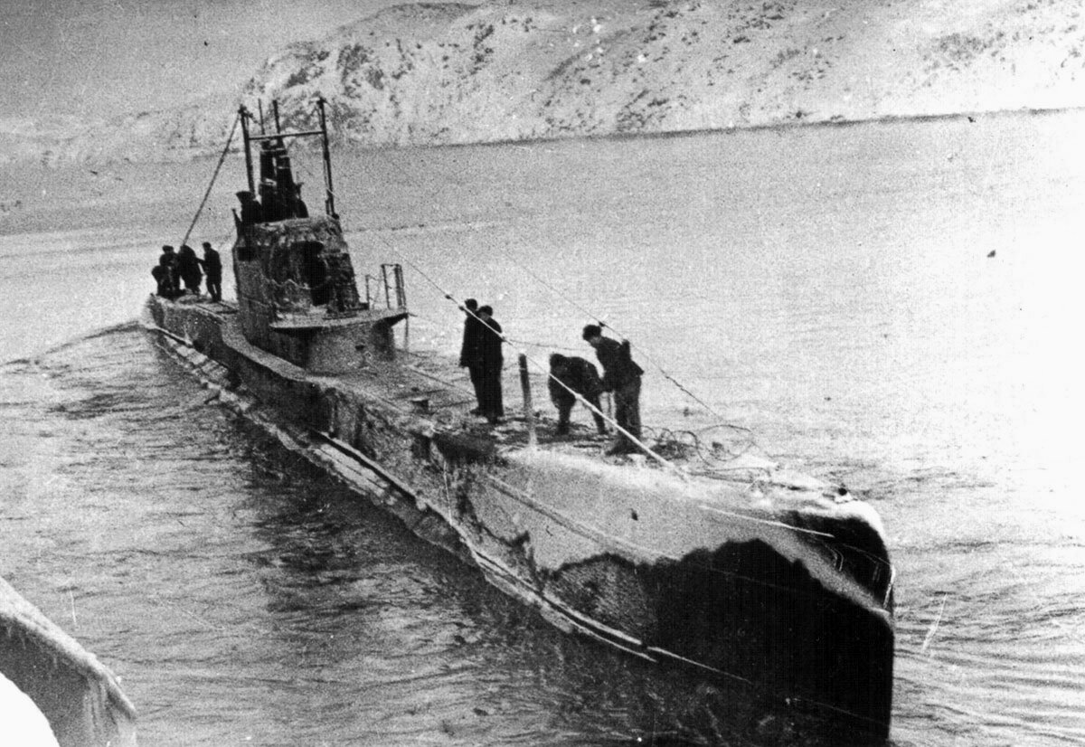 Подводная лодка Щ-401 отходит от пирса