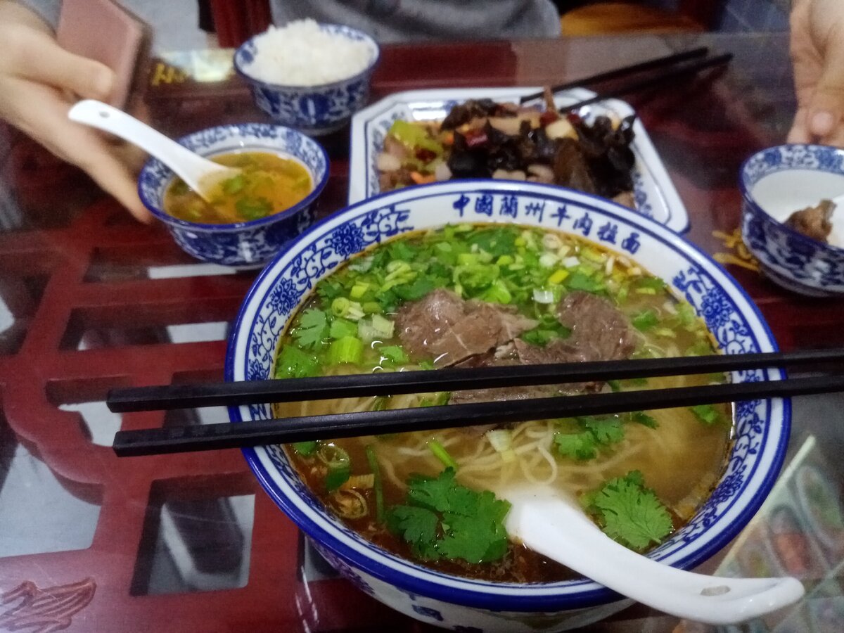 Один из тех стереотипов, которые оказались правдой - палочки и лапша везде.