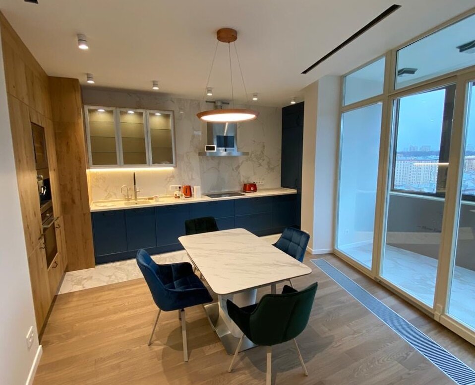 Отличная большая кухня размером 2,4*4,4*1,2 метра на общей площади кухни-гостиной в 22 кв.м.