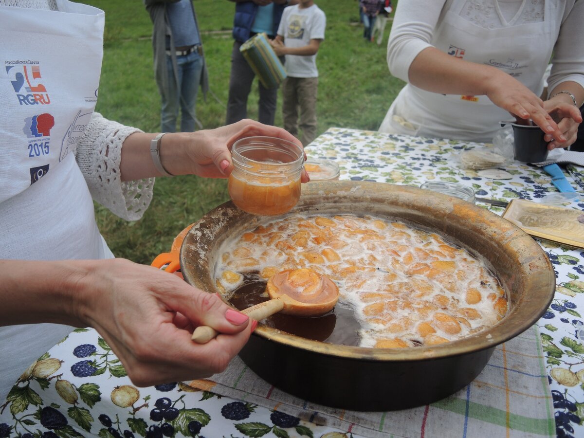 Сливы  обладают богатым вкусом, прекрасно  и берут специи.
