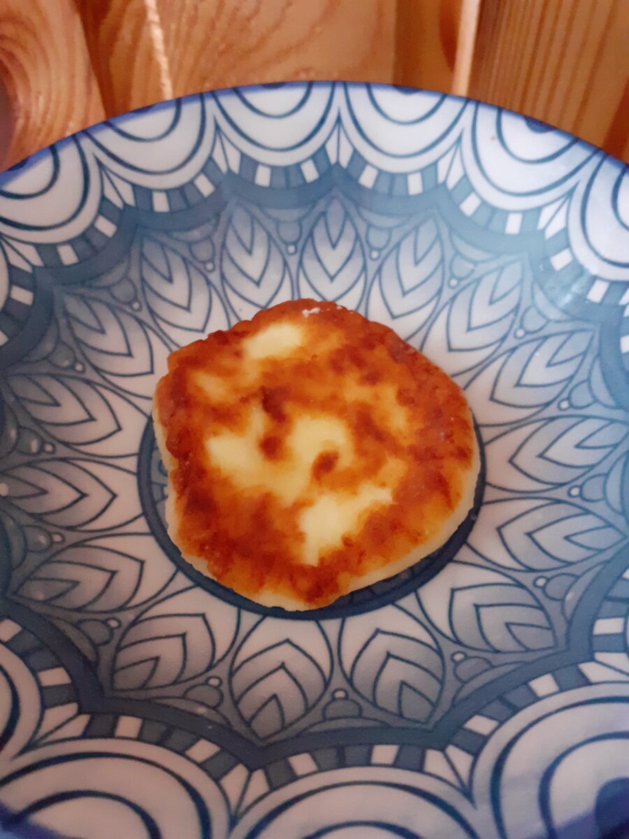 Один сырник, который не съел ребенок (опять доедаю за ребенком ааааааааа)