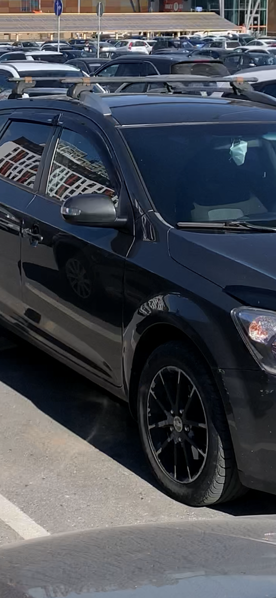 Каждый цвет дает машине некое настроение. Чёрный - это серьезность и солидность.