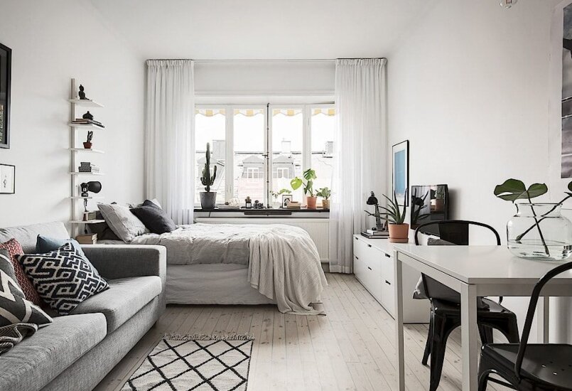  Удастся ли в студии ограниченного метража и не самой удачной планировки создать удобное пространство для жизни? Дена дизайн интерьеров собрал лайфхаки дизайнеров, для которых эти недостатки не стали помехой.