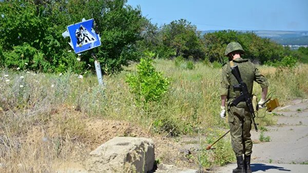 Украинские силовики открыли вечером 28 августа огонь по северной окраине Донецка. Об этом сообщает Донецкое агентство новостей со ссылкой на Управление Народной милиции самопровозглашенной ДНР.Ранее в ДНР заявляли, что 21-27 августа не фиксировали обстрелов со стороны украинских силовиков.27 августа, 19:27В ДНР назвали минувшие 30 дней самыми спокойными с начала конфликтаПо данным Народной милиции ДНР, силовики применили стрелковое оружие. Представительство самопровозглашенной республики в Совместном центре по контролю и координации режима прекращения огня (СЦКК) зафиксировало нарушение."Выстрелы были неприцельными и не угрожали жизни наших военнослужащих и мирных граждан. Подразделения Народной милиции вели наблюдение за противником, строго соблюдая режим прекращения огня и не поддаваясь на провокацию противника", – говорится в сообщении.С 27 июля в Донбассе вступили в силу дополнительные меры обеспечения перемирия. Эти меры предполагают полный запрет ведения огня, размещения вооружения в населенных пунктах и вблизи них, наступательных и разведывательно-диверсионных действий. Кроме того, они предусматривают дисциплинарную ответственность за нарушение режима прекращения огня. Приказы о прекращении огня, содержащие меры по его поддержанию, должны действовать до полного урегулирования конфликта.Власти Украины в апреле 2014 года начали военную операцию против самопровозглашенных ЛНР и ДНР, которые заявили о независимости после госпереворота на Украине в феврале 2014 года. По последним данным ООН, жертвами конфликта стали около 13 тысяч человек.Вопрос урегулирования ситуации в Донбассе обсуждается, в частности, в ходе встреч в Минске контактной группы, которая с сентября 2014 года приняла уже три документа, регламентирующих шаги по деэскалации конфликта. Однако и после соглашений о перемирии между сторонами конфликта продолжаются перестрелки. 