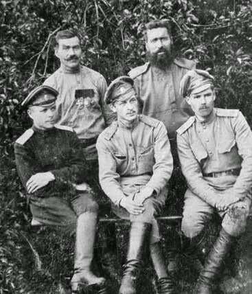 В  гренадерском, соответственно,  "гренадер", в мушкетерском --  "мушкетер", в гусарском -- "гусар" и так далее. Такое правило  существовало вплоть до самого конца Русской императорской  армии. Высший  солдатский чин -- звание ефрейтора.