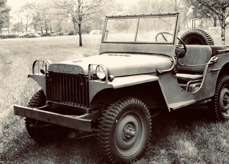 Первый джип (внедорожник) появился в американской армии. Солдатам  нужен был автомобиль с хорошей проходимостью, универсальный и неприхотливый в ремонте.