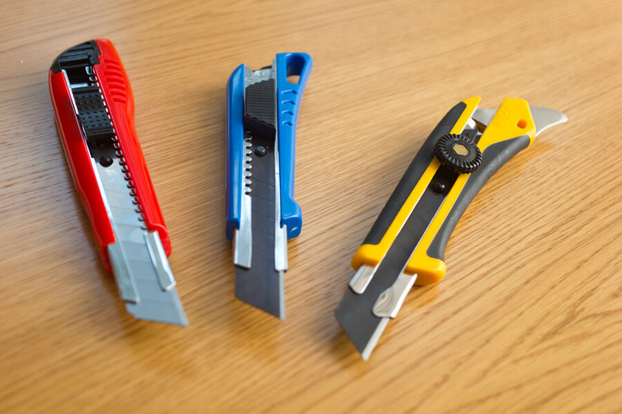 Лезвие на канцелярский нож "huihang" a-100. Отломить лезвие на канцелярском ноже. Лезвия для канцелярского ножа. Лезвие для канцелярского ножа 22 мм. Сломанный нож канцелярский wurth.