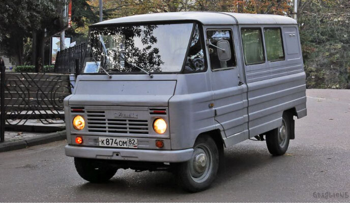 Микроавтобус "Жук"  А-18М на российской дороге.  Фото - CAR.RU