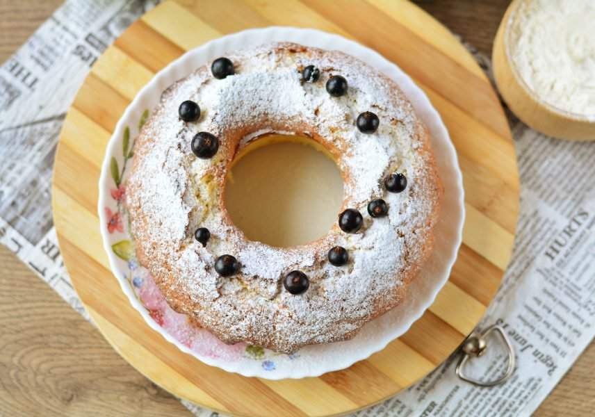 Кекс с творожным сыром

Ингредиенты:

Мука пшеничная — 250 г
Сыр творожный — 150 г
Сливочное масло — 70 г
Яйца куриные — 1 шт.
Разрыхлитель — 1 ч. л.
Ванильный сахар — 1 ч. л.
Изюм — 40–50 г
Сахар — 130 г

Приготовление:

1. Растопите сливочное масло и остудите его. Затем вбейте куриное яйцо. Всыпьте сахар и перемешайте.
2. Добавьте мягкий творожный сыр и вымытый, просушенный изюм. Тщательно перемешайте масляно-творожную массу.
3. Просейте пшеничную муку и перемешайте с разрыхлителем. Влейте к муке творожную массу. Перемешайте тесто. Масса должна получиться мягкой, не сильно густой.
4. Выложите тесто в форму для запекания. Выпекайте кекс в духовке 35 минут при температуре 180 ºC. Кекс должен подрумяниться, может немного потрескаться сверху. Проверьте готовность зубочисткой, при прокалывании кекса она должна быть сухой. Готовый кекс остудите и выложите на блюдо. Украшайте по желанию.