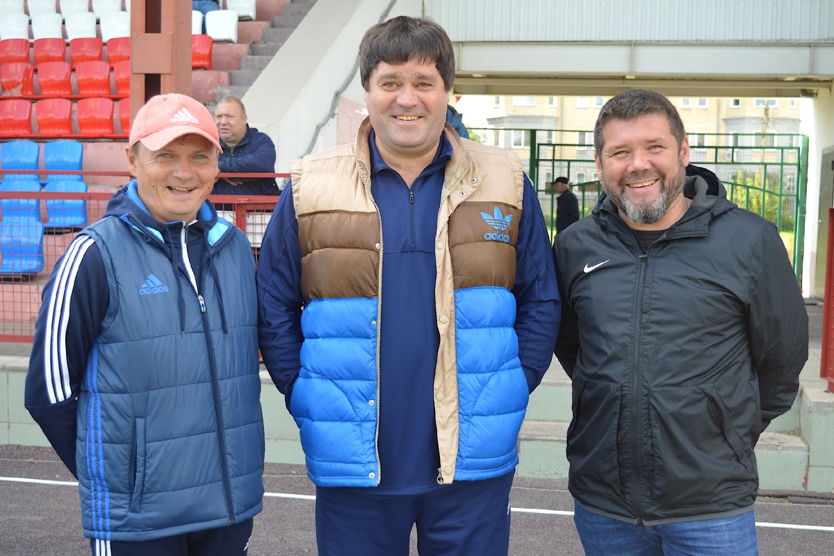 На фото: Виталий Лазин (тренер «Металлурга»), Сергей Мухотин (главный тренер «Спартака» из Бора), Андрей Осташкин (директор «Металлурга»).