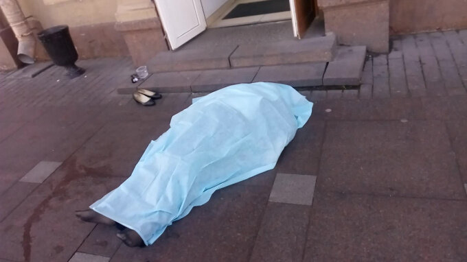 Bologna, 13 settembre 2020 - Giallo sulla morte di un ragazzo di 20 anni trovato all'alba in via Emilia Levante. L'allarme è scattato alle 5.40, sul posto il 118 e le volanti. Si tratta di un giovane ucraino, trovato in strada. 
Accertamenti sulle cause del decesso, con ogni probabilità un malore.