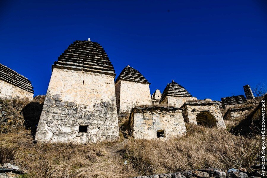 Сторожевая башня в Даргавс. Даргавс город мертвых. Даргавс в Северной Осетии. Кобанское ущелье Даргавс город мертвых.