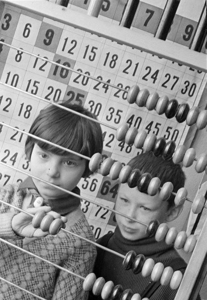 Эммануил Евзерихин. Учимся считать. Образцовая школа № 9 им. Урицкого Дата съемки 1930 год. МАММ / МДФ