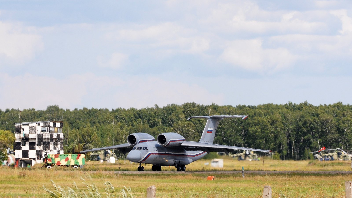 Состоит на вооружении ВКС России и ряда других стран. Ан-72 многоцелевой самолет является рекордсменом среди транспортных самолетов по высоте полета
