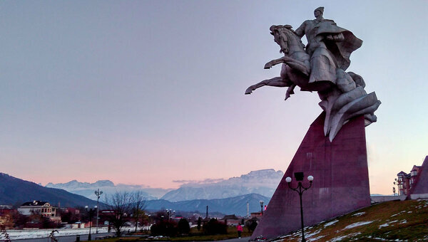 Памятник Иссе Плиеву в центре Владикавказа на берегу реки Терек