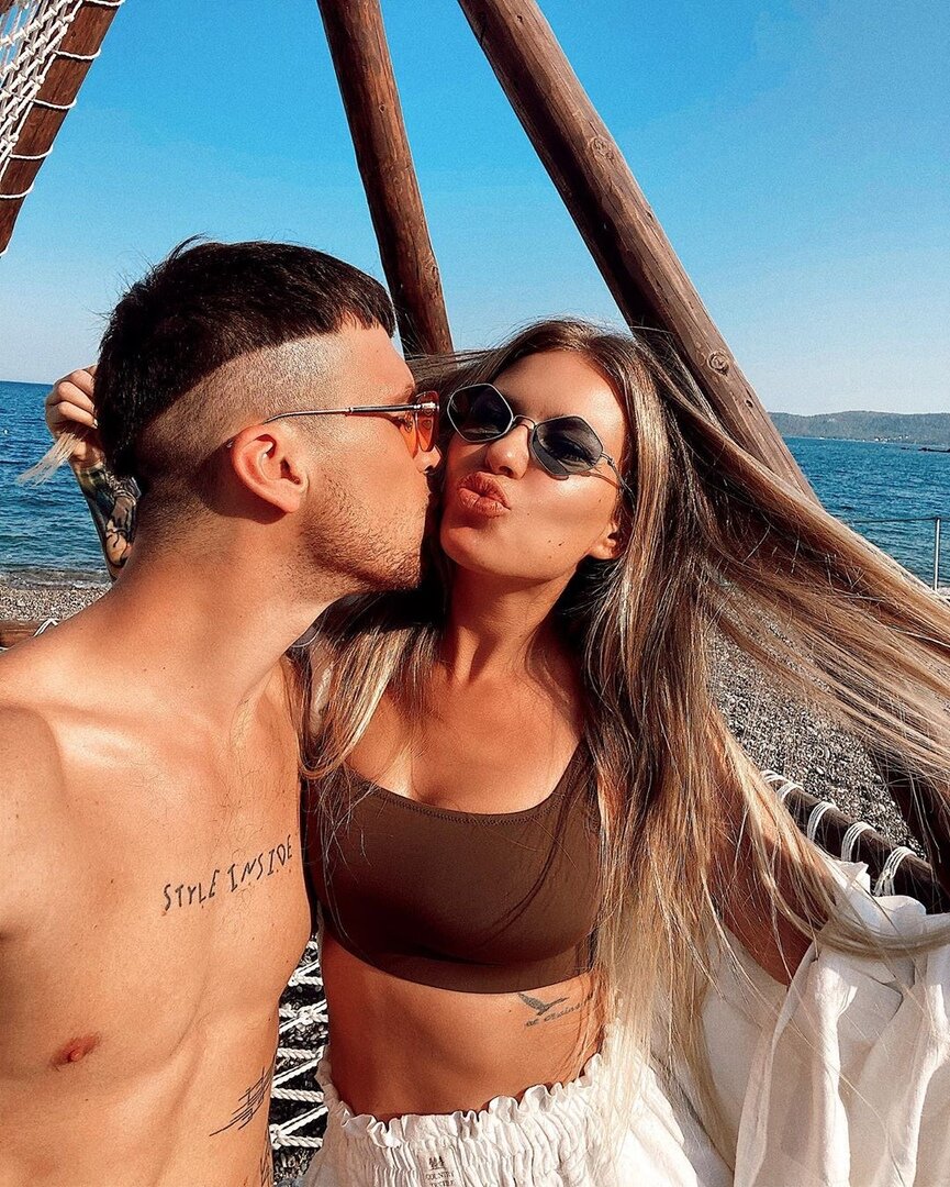 Рита Дакота со своим парнем Федом. Источник фото: https://www.instagram.com/p/CFKZDk3gTkd/