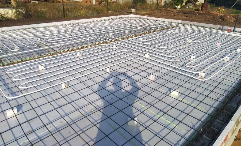 Трубы тёплого пола в плите фундамента