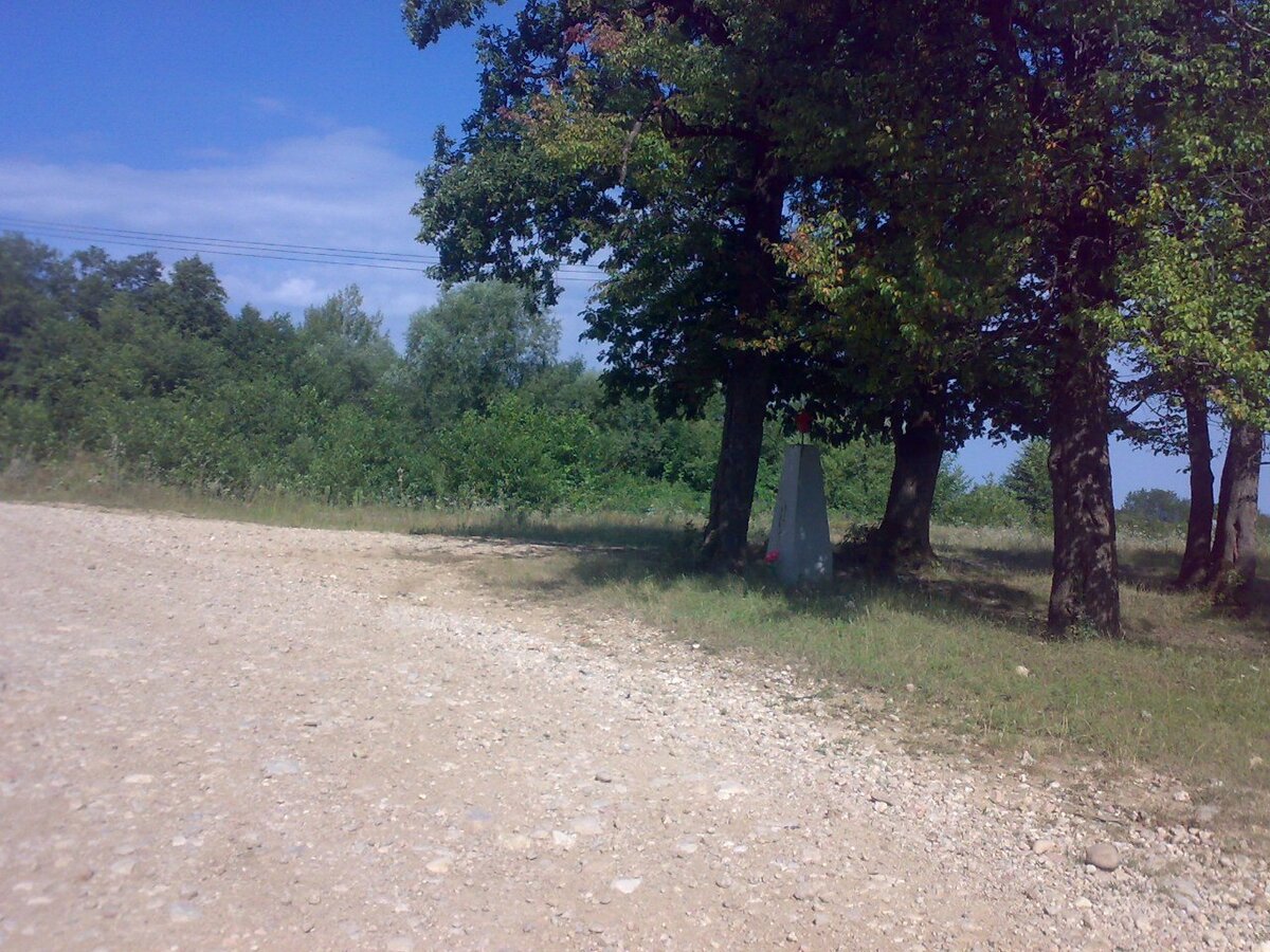 Памятник у выхода из посёлка 