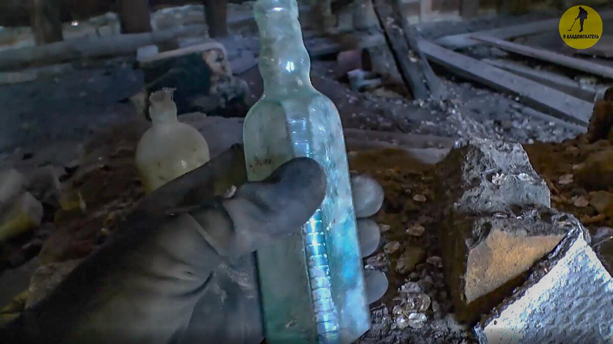 Раньше думал, что это старинные бутылочки, но на самом деле они от уксусной эссенции