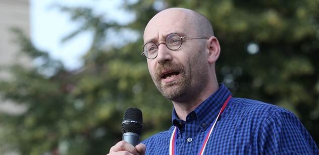 Пётр Хампл (Petr Hampl) – независимый, чешский социолог, доктор психологии, автор нескольких книг. Известен также как стойкий противник исламизма и миграционной политики Запада. Один из основателей и заместитель председателя Общества друзей белого, гетеросексуального мужчины.