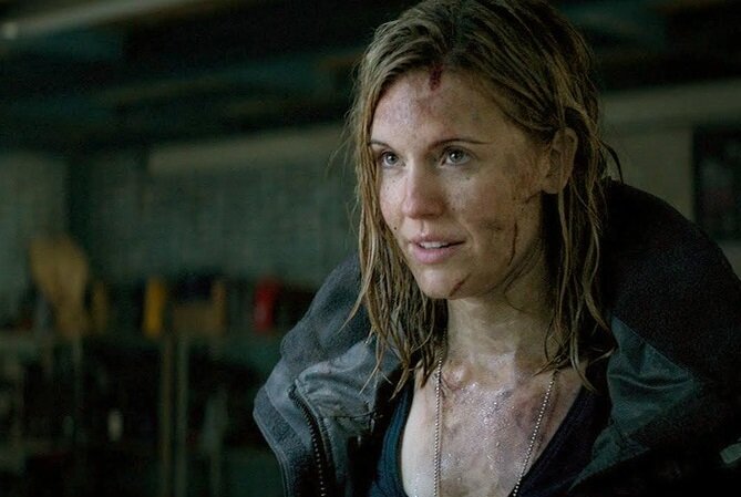 Мэгги Грейс в фильме "Ограбление в ураган" 2018 г.