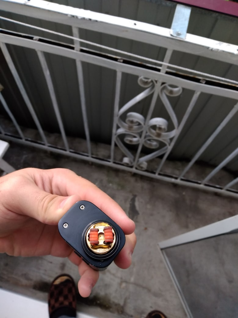 ВСЕМ ЩИЩ, ВЕЙПЕРЮГИ 👋 😁 
Сегодня у нас на обзоре летняя жидкость, а именно "ХОЛОДНО ПИСЕЦ".
💦Вкус - ледяной малиновый сок.
Никотин: 3мг.
Так нам заявляет производитель, а теперь я скажу своё мнение по поводу данной жидкости. Хочу сказать, что это сугубо моё мнение и оно может не сходиться с вашим, а покупать данную жидкость или нет - решайте сами.

⚙ Пробовал данную жидкость на сетапчике: Reload RTA (Alien Coil 0,12Oм), Captain pd 18650, Вата Cotton Demon, 65-75w.

Пробуем:
На вдохе нас встречает кулер, реально очень хороший, добротный кулер.
Уже ближе к выдоху, к нему присоединятеся приятная, свежая малинка, с легкими нотками сока, в общем присутствует некая состалвяющая основа сока. Малина в разных жидкостях чувствуется по разному, где-то химозная, а где-то ее вообще нет)) , но здесь хорошая малинка получилась, химозности не заметил, прям как с кустика, сочная и в меру сладкая.
Что касается никотина, то тут все 10 изи 10 за псевдо троечку!
Цена, как по мне не бьёт по кошельку, 400 рублей довольно таки не плохо за такую жидкость.

😤 Хочу отдать несколько балов данной жидкости:
Цена:9/10
Вкус:9/10
Никотин:9/10
Дизайн:9/10 Дизайн довольно интересный, заморочились.

Хотел бы выдать минус данной жидкости, т.к быстро убивает вату.

Хорошая, бюджетная жидкость отлично подойдет на последние теплые деньки. Увы, но лето мы про#бали.
В прохладный вечерок уже становиться не особо то и приятно парить ее.

Итог: просто хорошая, добротная жидкость, для жаркого лета.😜

Ребят, всех поздравляю с началом сентября, желаю на ура провести данный год, всем удачи, всем наивкуснейшего и наигустейшего пара, наидолгослужащих койлов, и наичестейшего, не убиваемого хлопка👍

THE END.