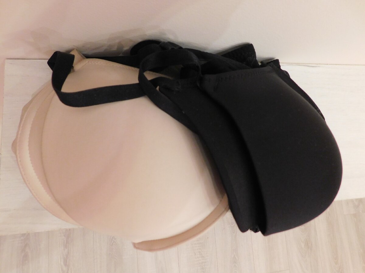 фото моих двух бюстгальтеров, они чистые так упала тень от фотика 