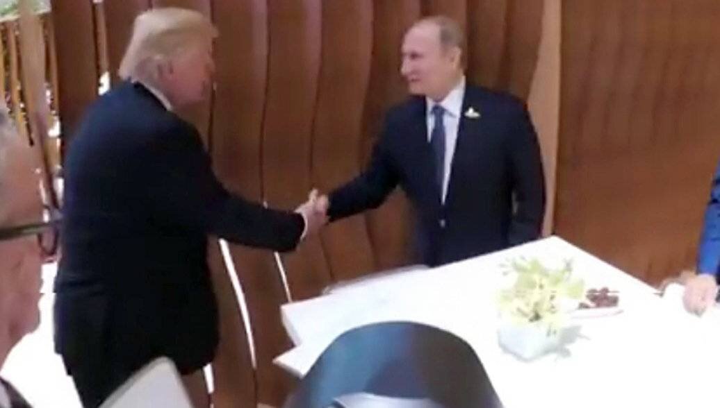 Чем ближе американские президентские выборы, тем важнее фактор внезапности. В США любят говорить об "октябрьском сюрпризе" – событии или информации, способных изменить предвыборные расклады, решающим образом склонить чашу весов в пользу одного из кандидатов. "Сюрприз" может быть как заранее заготовленный, так и стихийный – яркий поступок кандидата, новый компромат, реакция на природный катаклизм, внешнеполитический шаг. Сейчас такой "сюрприз" нужен обоим кандидатам – но компромата вылито уже столько, что никакой новый не добавит ничего принципиального к "опасному сумасшедшему Трампу" или "сонному Байдену с его коррумпированной семьей". А вот внешняя политика, хотя американцы и не слишком ориентируются на нее при выборе президента, может добавить рейтинга – и тут у действующего президента есть естественная фора (если он, конечно, не находится в "заложниках" – как Картер в 1980-м из-за американских заложников в Тегеране). Президент может о чем-нибудь договариваться с руководителями других стран – стать миротворцем, например. Трамп за последний месяц уже дважды сыграл на этом: сначала с арабо-израильским примирением (ну и что, что всего два государства Персидского залива), потом с соглашением Сербии и Косово. Но все это никак напрямую не затрагивает американского избирателя – что ему Балканы и Ближний Восток?

Но Трамп торопит и вывод войск из Афганистана, обещая вывести всех американцев уже не к концу весны, а к Рождеству. Сделать это точно не получится – да и Рождество наступит сильно позже 3 ноября. Но есть еще одна вещь, которая касается всех американцев, – гонка вооружений, в том числе и ядерных. Безопасность и деньги – угроза ядерной войны (пусть и гипотетическая) и необходимость тратить все большие средства на вооружения. Тут как раз можно показать свою заботу о мирном небе над головой – это Трамп тоже любит, ведь он не раз напоминал, что только благодаря его встречам с Ким Чен Ыном Штаты не воюют с обладающей ядерным оружием КНДР, а вот была бы президентом Клинтон, быть беде. Но выдуманная "корейская угроза" уже подзабылась – и на роль "октябрьского сюрприза" нужно искать что-то другое.

И судя по всему, Трамп решил, что нашел: он хочет сделку с Путиным. Да, с тем самым Путиным, в связях с которым его обвиняют уже четыре года – причем в последние недели появляется все больше подтверждений того, что вся история с "русским следом" была спецоперацией демократов из Белого дома и штаба Клинтон. Так что теперь Трамп бьет демократов и "вашингтонское болото" их же "русской темой" – вы и есть настоящие заговорщики, а не выдуманная связка Трамп – Путин! А с реальным Путиным Трамп заключает сделку, потому что он крутой и Путин его уважает – примерно так собирается Трамп продавать американцам свой договор с русскими.
О чем речь? О многострадальном и истекающем уже меньше чем через четыре месяца СНВ-3 – при том что его уже практически похоронили. Но ведь именно Трамп же и похоронил? Да, Россия всегда выступала за его продление – на предусмотренные пять лет, а в Вашингтоне говорили, что он им не выгоден и нужно его переписать, дополнить и вообще сделать трехсторонним. То есть включить в него Китай, который не изъявлял никакого желания присоединяться к Договору о мерах по дальнейшему сокращению и ограничению стратегических наступательных вооружений, указывая на то, что у него этих самых вооружений на порядок меньше, чем у России и США. Москва полностью поддерживала подобную позицию Пекина – и на все замечания Соединенных Штатов 
