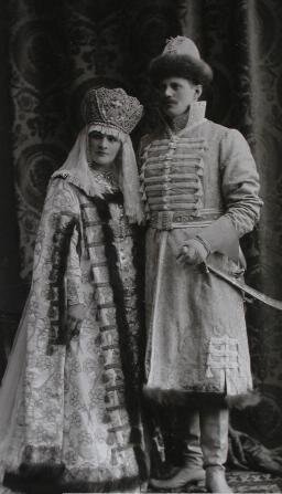 Адъютант великого князя Владимира Александровича штабс-ротмистр А.А.Беляев (Жилец XVII века) с женой М.Ф. Беляевой (Боярыня XVII века).