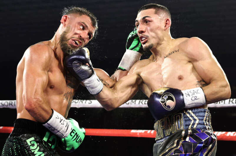 Бой за титул абсолютного чемпиона мира завершился решением судей в пользу американца