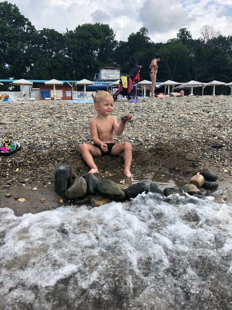 Второй раз на море в 1,10. После этой поездки стал говорить 2-3 слова в предложении и ходить на горшок