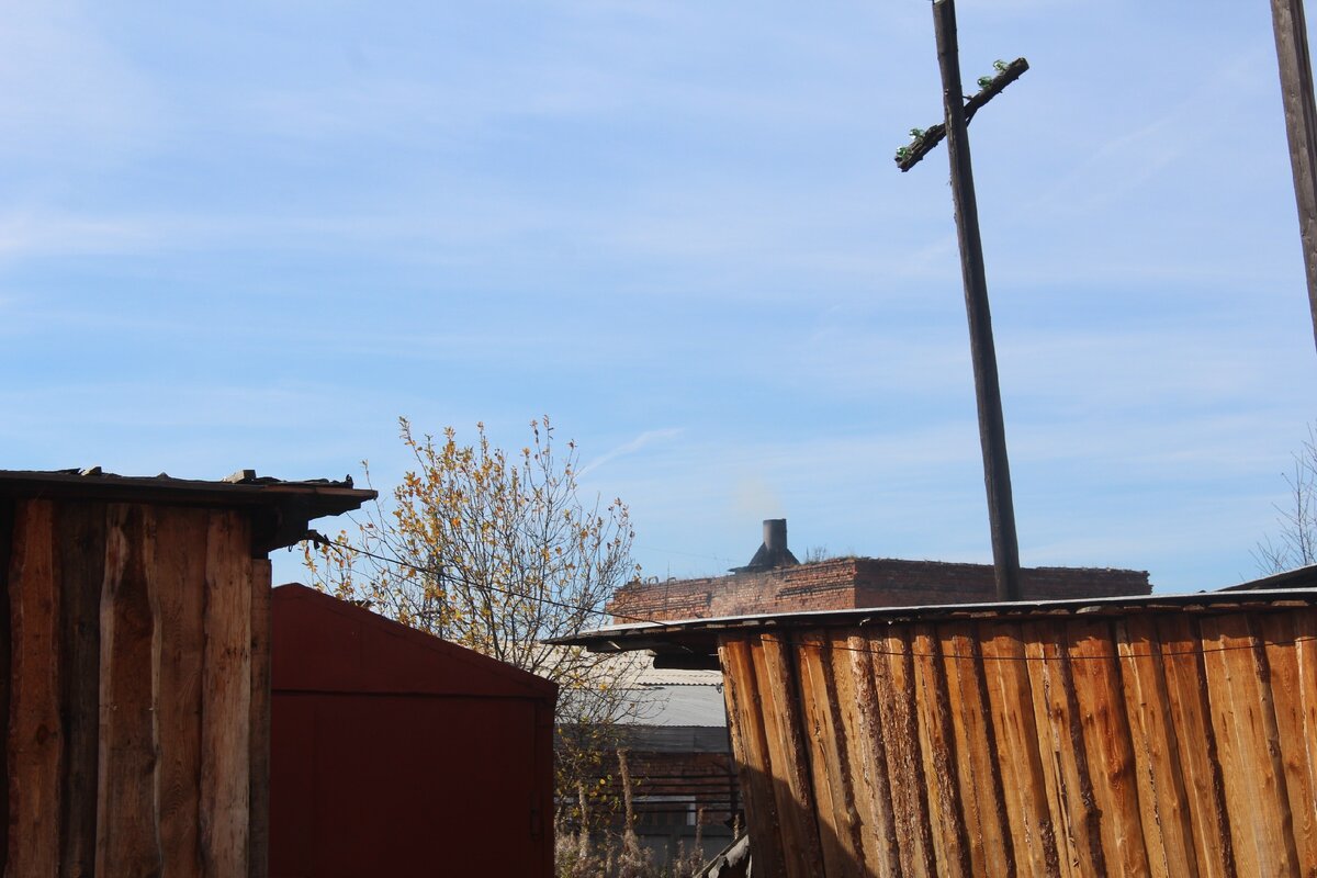 Дым идет из маленькой трубы