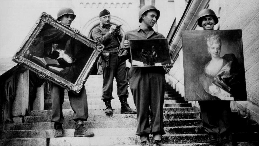 американские солдаты с украденными нацистами картинами, 1945 год.