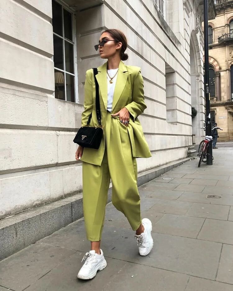 С цветными костюмами образ будет смотреться намного ярче и эффектнее