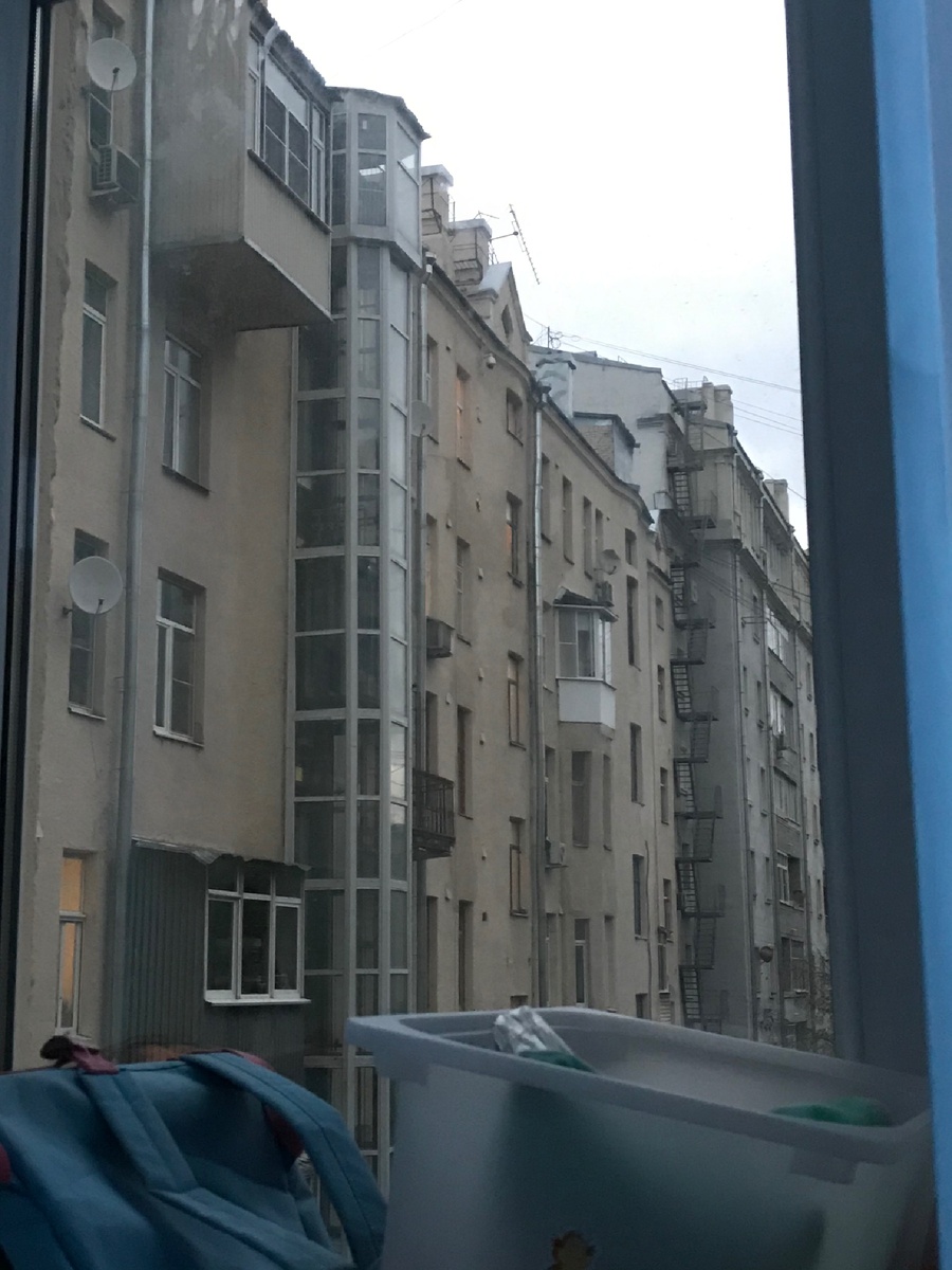 
сегодня утром свет меня встревожил 
холодный мерзкий свет
он виднелся из окна
зачарованно глядев я на отсвет
хочу вдохнуть
и слышать как дышу
освещает тусклые руины звезда 
а я ищу себя