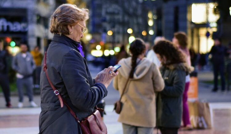 Из-за частого использования смартфона люди слегка наклоняются вперёд, когда стоят или сидят.  (Image: via pixabay / CC0 1.0)