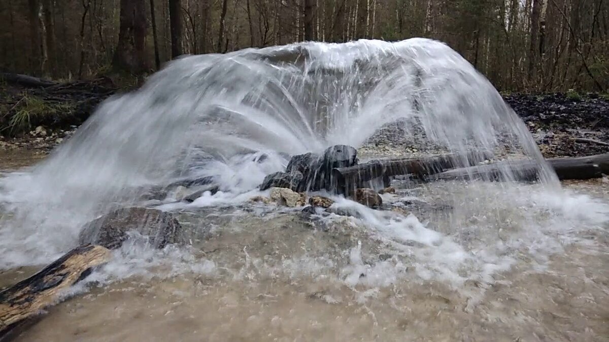 Тоже "Фонтан", для красоты струи на него наложили камней.
