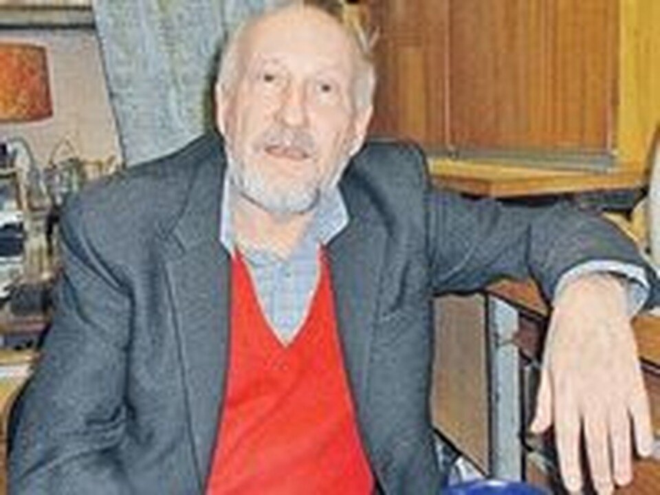 НОВОСТИКАРАБАХПРОТЕСТЫ В БЕЛАРУСИ - 2020КОРОНАВИРУСОБЩЕСТВОЛЕГЕНДАРНЫЕ БРЕНДЫРОДНИКИ БЕЛАРУСИФОТОЛУЧШИЙ СТРОИТЕЛЬ-2020

ОБЩЕСТВО27 декабря 2011 1:00
Бывший жилец квартиры, где «жил» Женя Лукашин: «После каждого показа «Иронии судьбы...» нам несли мешки писем для Андрея Мягкова»
Поклонницы считали, что популярный актер и на самом деле живет по адресу из фильма

«ДЕВУШКИ ВКЛАДЫВАЛИ В КОНВЕРТЫ СВОИ ФОТО»Несколько дней назад мы написали о доме в Москве, адрес которого мы вот уже 35 лет слышим из уст героев легендарного фильма «Ирония судьбы, или С легким паром»: «3-я улица Строителей, дом 25, квартира 12». По сюжету, здесь жили киношные Женя Лукашин и Надя Шевелева (снимался фильм в другом месте, в домах 113 и 125 на проспекте Вернадского). Правда, с 1963 года улица носит имя Марии Ульяновой, а «тот самый» дом вскоре должны пустить под снос. После публикации с нами связался москвич Ростислав Бородулин: «Я жил в этой квартире до 74-го года и многое помню...»
Ростислав Романович - кандидат физико-математических наук, научный сотрудник Института химической физики РАН, а в 1959-м, когда его семья въезжала в хрущевку на 3-й улице Строителей, он учился в шестом классе.- В 74-м я от родителей съехал, но часто бывал у них, - рассказывает Бородулин. - Улицу хоть и переименовали, но все местные жители продолжали ее еще лет десять упорно называть 3-й улицей Строителей. Когда 1 января 1976 года фильм показали первый раз и Женя с Надей из фильма спорили, демонстрируя друг другу паспорта с пропиской, я подумал, что ослышался. Ну не могли же в кино наш адрес называть! Через два месяца фильм по просьбам трудящихся показали по телевидению еще раз, мы все собрались специально, чтобы проверить, не была ли это слуховая галлюцинация. Вот тут-то и началось... Каждый день из ящика выгребали десятки писем со всего Союза (за зиму их набиралось несколько сотен), потом у подъезда появились девушки, почему-то решившие, что в этом доме живет сам Андрей Мягков. Впрочем, девушки достаточно скоро исчезли, а поток писем и новогодних открыток - нет. Я полагаю, что на почте, получая корреспонденцию на уже несуществующий адрес, просто переправляли эти письма на бывшую 3-ю улицу Строителей.- Так кому писали-то?- В основном Андрею Мягкову. Писали женщины, естественно. Многие даже свои фото вкладывали. Восхищались. Кстати, некоторые почему-то считали, что и песни к фильму сам Мягков написал, всерьез спрашивали, где можно раздобыть его записи. Жалею, что ни одно из писем не сохранилось. Много писали Эльдару Рязанову, благодарили за фильм. Но примерно каждое десятое письмо к «Иронии судьбы...» не имело никакого отношения, какие-то городские сумасшедшие делились своими горестями и проблемами...ПОЧТУ - НА ПОМОЙКУ?
По словам Ростислава Романовича, его родители какое-то время пытались связаться с «Мосфильмом», попросить, чтобы эти письма кто-то забирал, но тщетно.- Время такое было, что и контактов нужных людей не найти просто так. Мешки писем Мягкову лежали у нас, а где отыскать обычным людям популярного актера? В общем, в какой-то момент родители решили все эти письма просто выбрасывать. Наша 12-я квартира - маленькая, однокомнатная, 20 метров жилой площади. Хранить эти письма не было никакой возможности...