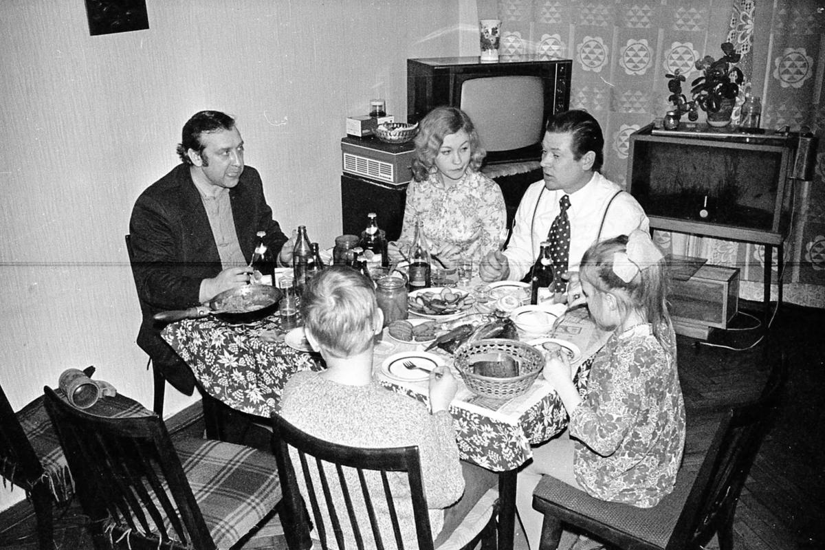 Soviet family. Советский праздничный стол. Советский новогодний стол. Семейное застолье. Советская семья за столом.