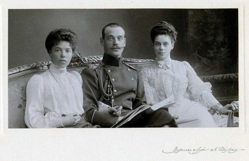 Ольга, Михаил, Ксения — сестры и брат Николая II // vestinewsrf.ru 