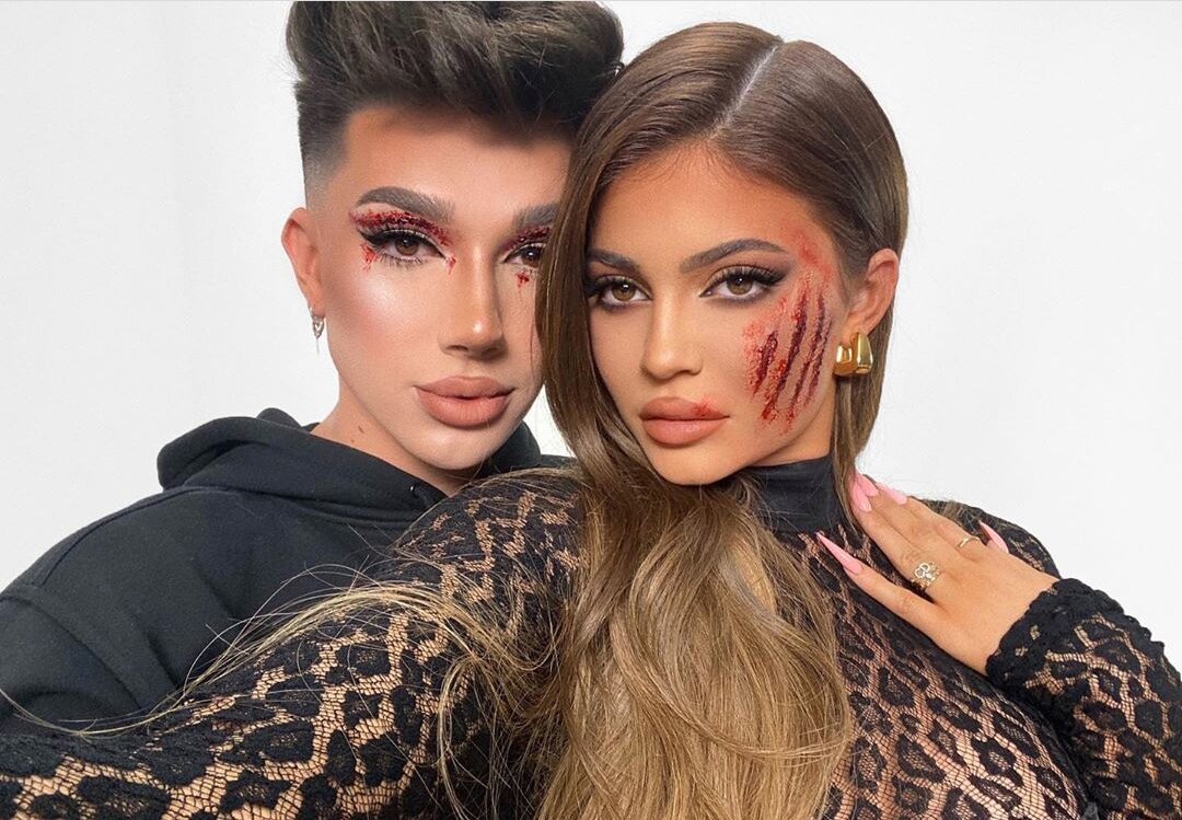 Сделать такой макияж можно с помощью специального грима и искусственной крови