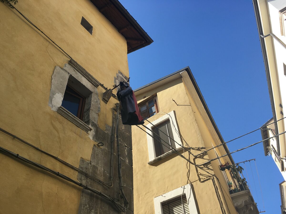 Фото: Piano Piano (проиллюстрирую итальянской "Бабой Ягой" Befana – совершенно чужеродным явлением в сентябрьском итальянском небе, потому что висит там с прошлого, а то и позапрошлого январского праздника, и ничего)))