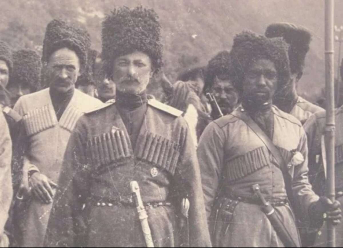 Всадники Абхазской сотни Черкесского полка Туземной (Дикой) дивизии. 1914 год.
В центре представитель известного абхазского рода Шахан Лакрба.