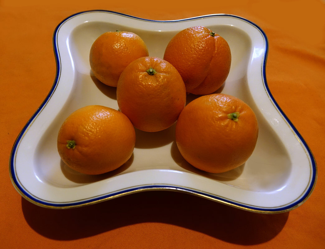 Есть три апельсина. Тарелка "апельсин". Пять апельсинов. Пять мандаринов. Мандарины в тарелке.