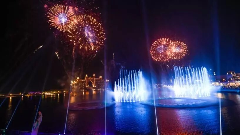 
> ​В Дубае открылся крупнейший в мире фонтан



Новый фонтан в Дубае получит запись в Книге рекордов Гиннесса.


Дубай, ОАЭ. Открытие крупнейшего в мире фонтана с водно-световым шоу состоялось в Дубае 22 октября 2020 года. Фонтан расположен в акватории острова The Palm Jumeirah и является частью торгово-ресторанного направления The Pointe.Во время церемонии запуска фонтан установил мировой рекорд Гиннесса. Сооружение расположено на площади 1,5 тысяч кв. метров (воды), струи морской воды бьют в высоту на 105 метров, освещение обеспечивают 3 тысячи LED-огней.Фонтан возле торгово-ресторанного комплекса The Pointe – единственный цветной фонтан в Дубае, он демонстрирует масштабные амбиции эмирата, устремленные в небо. В день открытия фонтана был организован красочный фестиваль с конкурсами, живыми выступлениями, игрой диск-жокеев, танцевальными шоу, а завершилась церемония грандиозным салютом.В коллекции фонтана, который получил название The Palm Fountain («Фонтан пальмы»), - 20 эксклюзивных водно-свето-музыкальных шоу. Пять разных представлений будут транслироваться ежедневно, с 19:00 до полуночи. В репертуаре – арабские, популярные, классические и международные композиции. Каждое представление длится три минуты, шоу будут демонстрироваться каждые полчаса.