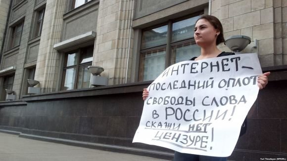 Свобода слова в современной России, а именно, её наличие или отсутствие, является предметом жарких споров и дискуссий среди журналистов, политиков, блогеров и общественных деятелей. Сама по себе свобода слова является не только политическим правом человека, но и неотъемлемой частью демократии и гражданского общества. Если государство при помощи своих методов ограничивает это право гражданина, то оно вполне может считать себя авторитарным, что и происходит в России на протяжении последних 20 лет.Свобода мысли и слова предоставлена нашим гражданам на основании ч. 1 ст. 29 Конституции Российской Федерации, а также на основании ст. 10 Европейской конвенции по защите прав человека и основных свобод, которую наша страна ратифицировала в марте 1998 года. Согласно этим правовым актам – каждому гарантируется свобода мысли и слова, каждый гражданин России имеет возможность открыто выражать своё мнение или высказывать своё отношение к чему-либо. Также, согласно статье 29 Конституции – государство должно гарантировать в стране свободу СМИ и всячески пресекать цензуру, что звучит довольно демократично на первый взгляд.Тем не менее, в законе есть и определенные ограничения, которые связаны со свободой слова в нашей стране. Ч. 2 ст. 29 Конституции России гласит следующее – "Не допускаются пропаганда или агитация, возбуждающие социальную, расовую, национальную или религиозную ненависть и вражду". В связи с этим государство приняло в своё время статью 282 в Уголовном кодексе РФ, которая говорит следующее – "Действия, направленные на возбуждение ненависти либо вражды, а также на унижение достоинства человека либо группы лиц по признакам пола, расы, национальности, языка, происхождения, отношения к религии, а равно принадлежности к какой-либо социальной группе, совершенные публично или с использованием средств массовой информации либо информационно-телекоммуникационных сетей, в том числе сети "Интернет"".Если прямо говорить о свободе слова в Российской Федерации, то можно сказать, что этот демократический институт испытывает проблемы.
Начиная с начала 2000-х годов свобода СМИ и цензура постепенно вступают в борьбу друг с другом, центральные телеканалы испытывают вмешательство со стороны государства, которое постепенно начинает захватывать все основные телеканалы на тот момент (НТВ, ТВ6, ТВС) и вводит цензуру на ряд важных телепередач. В итоге национализации части центральных телеканалов и установления контроля за содержанием программ со стороны иностранных медиакомпаний, которые ведут работу по обработке массового сознания россиян, основные СМИ стали находиться под цензурой, что сильно ограничило права журналистов и граждан на свободу слова.
С развитием Интернета в нашей стране за последние 5-10 лет появились альтернативные, в том числе и оппозиционные активисты, представители гражданской журналистики, блогеры, которые стали активно критиковать действующую власть, призывать к свержению правящего режима в стране, появились также некие правые взгляды и движения, призывающие к объединению, национализму, что заставило государство вмешаться в эту сферу.Это закончилось тем, что власти стали привлекать к уголовной ответственности различных активистов и блогеров по статье 282 Уголовного кодекса. Даже более того, к ответственности стали привлекать и рядовых пользователей Интернета, которые, без умысла и мотива, сохраняли фотографии экстремистского содержания с целью развлекательного характера, либо делали репосты экстремистских материалов, тем самым, совершая преступление.
Это вызвало бурную волну негодований и взволнованность среди журналистов и блогеров, прочих активистов и общественных деятелей, которые стали говорить о полном отсутствии свободы слова в России, ссылаясь на некомпетентность правоохранительных органов, размытость и двусмысленность диспозиции ч. 1 ст. 282 УК РФ, где весьма трудно разобраться в том, был ли состав преступления, поскольку объективная сторона может включать в себя довольно большое количество обстоятельств. Говоря иными словами, законодатель должен доработать статью 282 УК РФ, ввести альтернативный состав в КоАП РФ, разграничить меры наказания и субъектов преступления.Не стоит привлекать к уголовной ответственности лиц, которые не имели умысла совершать это преступление, даже несмотря общеполагающие принципы права, которые должны следовать принципам справедливости и морали, тем более, что возбуждение уголовного дела на данную категорию пользователей Интернета может нарушить статью 10 Конвенции о защите прав человека и основных свобод, что даёт гражданину России право обратиться в Европейский суд по правам человека. Это действительно недостаток российского уголовного закона, который надо срочно исправлять нашему законодателю.Всецело можно сказать, что в России свобода слова в большей степени существует формально, но тем не менее, ещё существуют свободные СМИ, хоть не позволяющие охватывать большую аудиторию. Это обусловлено тем, что на территории России присутствует большое количество иностранных медиахолдингов и компаний, которые контролируют российские СМИ, что "бьёт" по свободе слова в силу массовой обработки сознания населения и наличия цензуры.