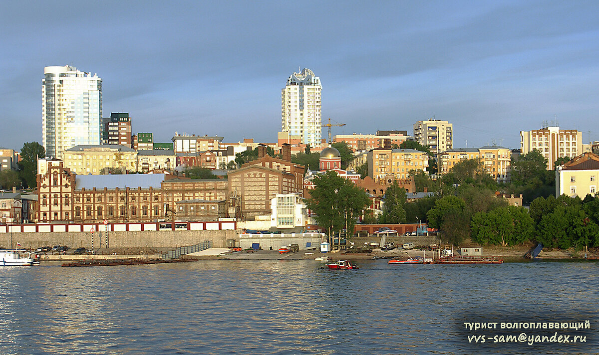 На снимке справа Шаховские казармы(жёлтое здание) и за пределами кадра- Вилоновская улица, слева – наш знаменитый пивзавод. Фото 02.06.2010.